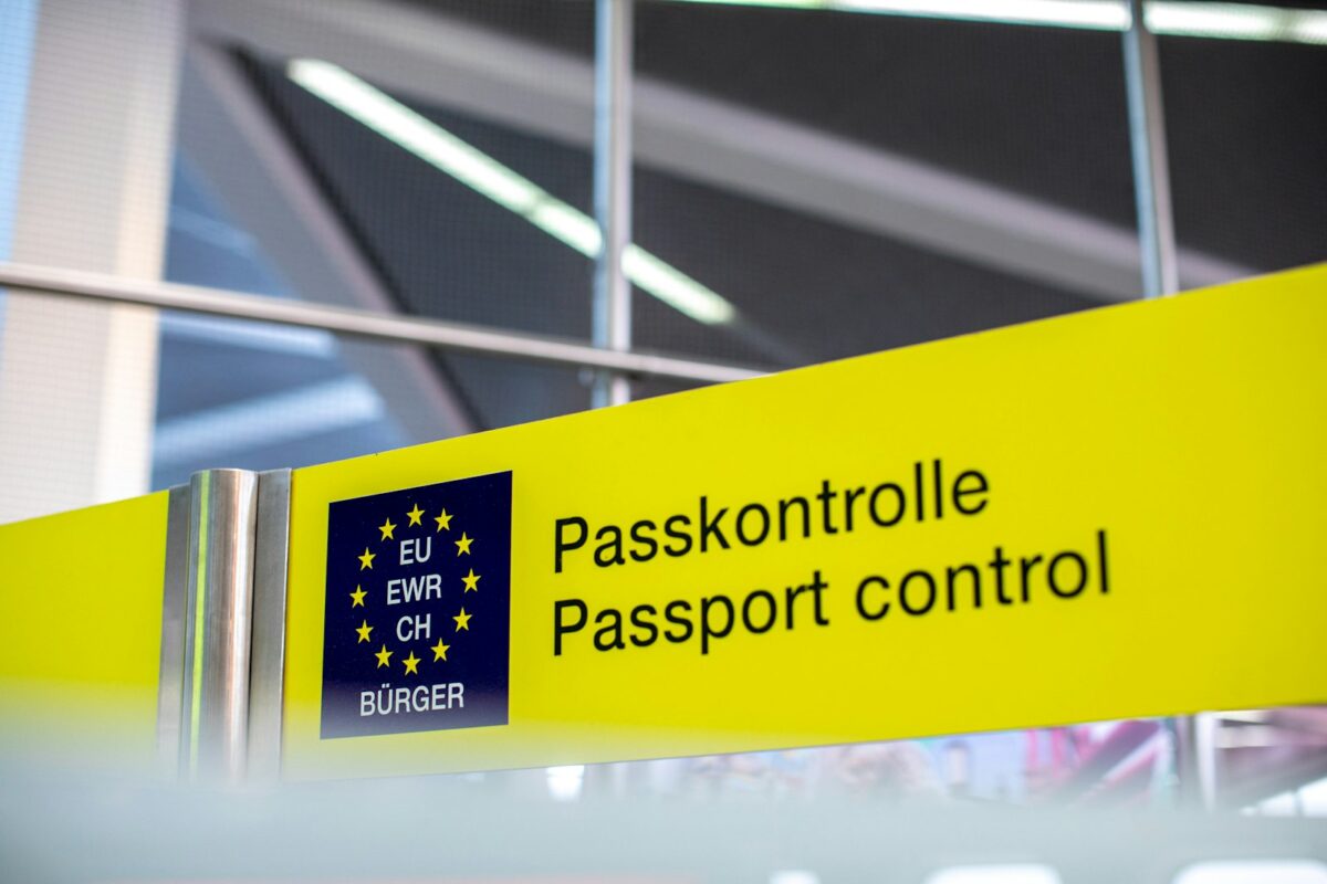 Schengen EES 2026 biometric border control airport passport
