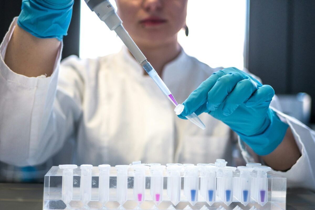 USA EB-2 NIW 2026 — African researcher in laboratory