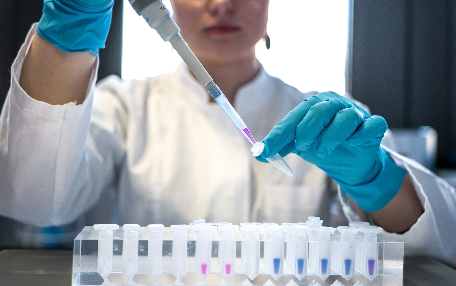 USA EB-2 NIW 2026 — African researcher in laboratory